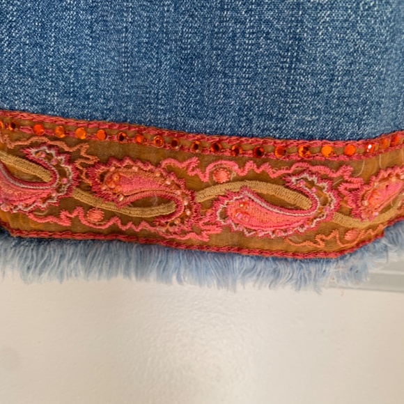 Cute jeans, size 8, embellished cuffs and back pockets - Picture 9 of 13